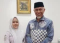 Marsya Septiani Putri, siswi SMKN 6 Kota Padang bersama Gubernur Sumbar Mahyeldi Ansharullah. [Foto: Dok. Biro Adpim Sumbar