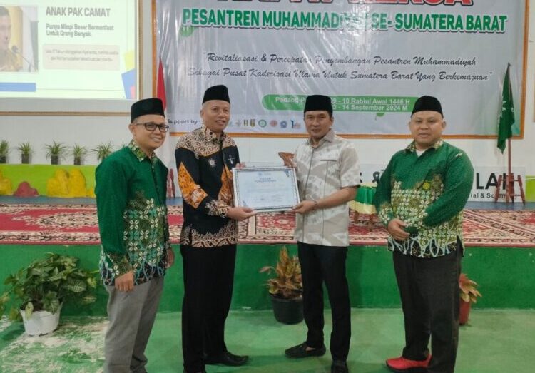 Ekos Albar diundang jadi pembicara pada rapat kerja pesantren Muhammadiyah se-Sumbar di Pesantren Kauman, Padang Panjang, Jumat (13/9/2024).