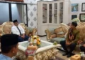 Pj Wali Kota Padang Andree Algamar bersama Kepala Dinas DP3AP2KB Kota Padang Eri Sanjaya, menerima kunjungan Duta Genre Sumatra Barat Abdul Malik.