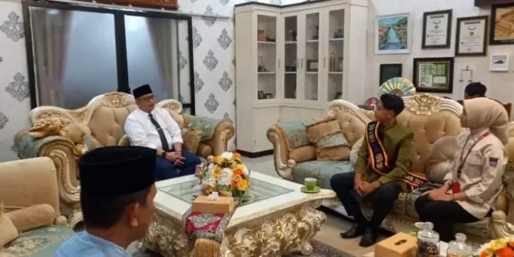 Pj Wali Kota Padang Andree Algamar bersama Kepala Dinas DP3AP2KB Kota Padang Eri Sanjaya, menerima kunjungan Duta Genre Sumatra Barat Abdul Malik.