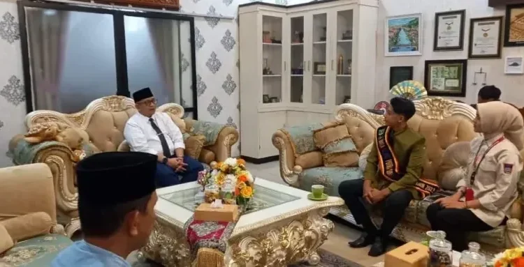 Pj Wali Kota Padang Andree Algamar bersama Kepala Dinas DP3AP2KB Kota Padang Eri Sanjaya, menerima kunjungan Duta Genre Sumatra Barat Abdul Malik.