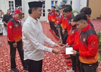 Erman Safar saat melepas secara resmi atlet Kota Bukittinggi yang tergabung kontingen Sumbar