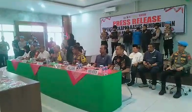 Konferensi pers kasus pembunuhan Nia Kurnia Sari, gadis penjual gorengan di Padang Pariaman (foto: Sumbarkita)