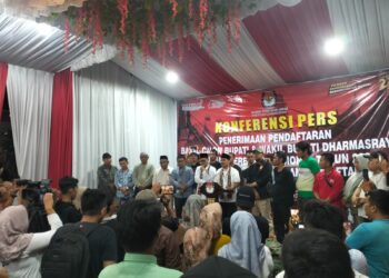 Pasangan Adi Gunawan-Romi Siska Putra usai pendaftaran Pilkada Dharmasraya 2024 ditolak KPU, Kamis (5/9)