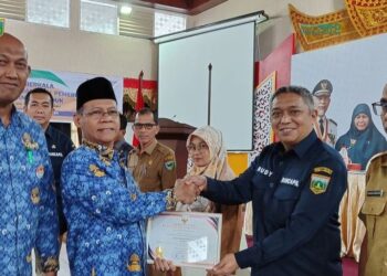 Disdukcapil Padang Panjang meraih penghargaan terbaik 1 Kota KIA Tertinggi di Sumbar (foto: Diskominfo Padang Panjang)