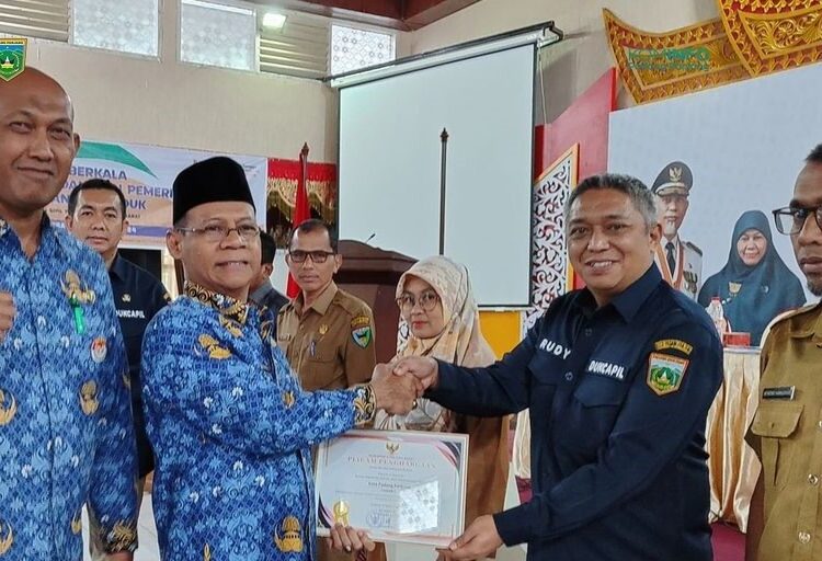 Disdukcapil Padang Panjang meraih penghargaan terbaik 1 Kota KIA Tertinggi di Sumbar (foto: Diskominfo Padang Panjang)