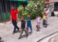 Anak-anak usia dini melaksanakan simulasi kesiapsiagaan bencana gempa bumi dan tsunami (foto: Diskominfo Padang)