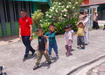 Anak-anak usia dini melaksanakan simulasi kesiapsiagaan bencana gempa bumi dan tsunami (foto: Diskominfo Padang)