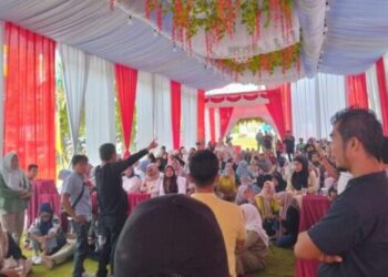 Massa pendukung Adi Gunawan-Romi Siska Putra padati KPU Dharmasraya.