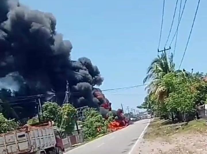 Truk tangki BBM terbakar di Jalan Lintas Painan-Bengkulu, Jumat (27/8)