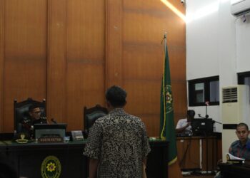 Foto: Saksi Taufik dalam sidang lanjutan ketiga kasus pembunuhan calon siswa (casis) Bintara TNI Angkatan Laut asal Nias Selatan, Iwan Sutrisman Telaumbanua. (Sumbarkita.id / Habil Ramanda)