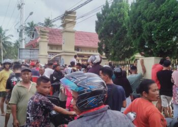 Warga serbu Mapolres Padang Pariaman usai penangkapan tersangka pembunuh Nia, Kamis (19/9)