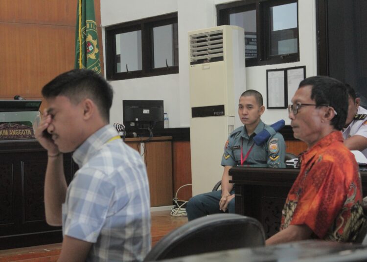 Foto: Antonius Piaman Telaumbanua abang kandung almarhum Iwan Sutrisman saat memberikan kesaksian di Pengadilan Militer I-03 Padang, Kamis (19/9). (Habil Ramanda/Sumbarkita)