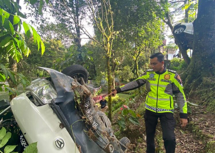 Mobil masuk jurang di Padang Panjang