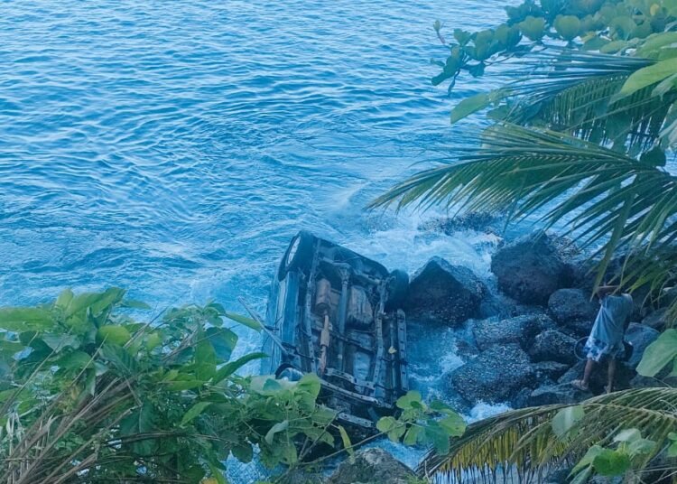 Mobl jatuh ke laut di Padang, Senin (23/9).