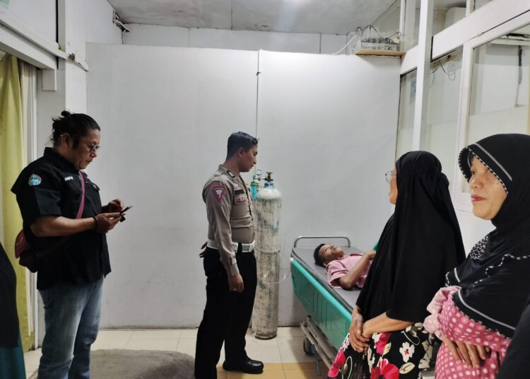 Fajar Ramadhan Saputra (22) dan Ibunya dirawat di RSI Yarsi Payakumbuh usai terlibat kecelakaan dengan mobil pengiring Gubernur Sumbar, Minggu (22/9).