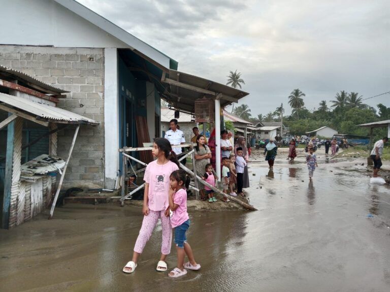 Gelombang pasang ekstrem melanda pemukiman warga di Muaro Batang Kapas, Nagari IV Koto Hilie, Kecamatan Batang Kapas, Kabupaten Pesisir Selatan,