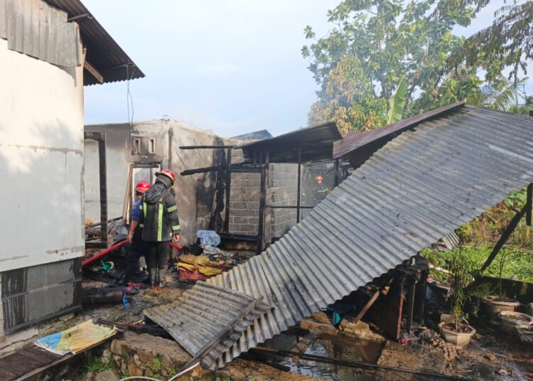 3 Rumah warga hangus terbakar di Padang, Senin (7/10).