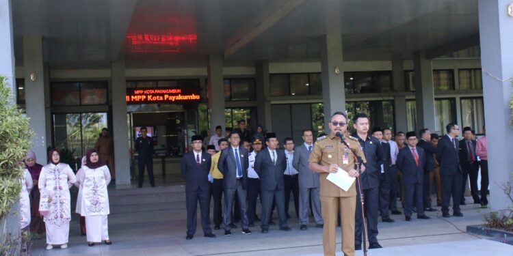 Pj Wali Kota Suprayitno saat bertindak selaku pembina apel bersama netralitas ASN di Halaman Balai Kota Payakumbuh