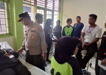 Pelajar mendapatkan perawatan usai jadi korban rumah makan ambruk di Pantai Padang.