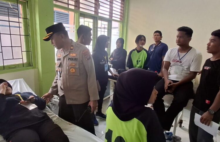 Pelajar mendapatkan perawatan usai jadi korban rumah makan ambruk di Pantai Padang.