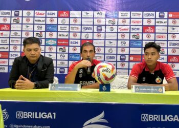 Pelatih Eduardo Almeida bersama pemain Semen Padang FC (foto: ist)