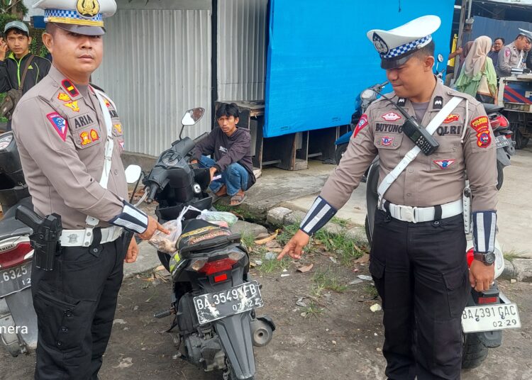 Petugas Polsek Koto Tangah Kota Padang menilang sepeda motor mati pajak, Selasa (8/10).