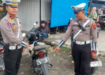 Petugas Polsek Koto Tangah Kota Padang menilang sepeda motor mati pajak, Selasa (8/10).