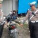 Petugas Polsek Koto Tangah Kota Padang menilang sepeda motor mati pajak, Selasa (8/10).