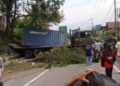 Truk melintang di jalan usai kecelakaan beruntun di kawasan Panyalaian Tanah Datar, Selasa (8/10).