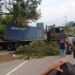 Truk melintang di jalan usai kecelakaan beruntun di kawasan Panyalaian Tanah Datar, Selasa (8/10).