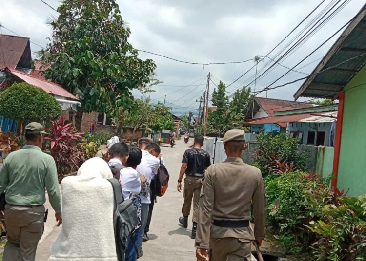 Sejumlah pelajar di Kota Padang ditertibkan petugas, Rabu (9/10).