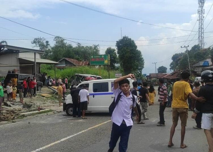 Kecelakaan beruntun di Jalan Lintas Padang Panjang-Bukittinggi, kawasan Panyalaian, Kecamatan X Koto, Kabupaten Tanah Datar pada Selasa (8/10) siang sekira pukul 14.00 WIB.