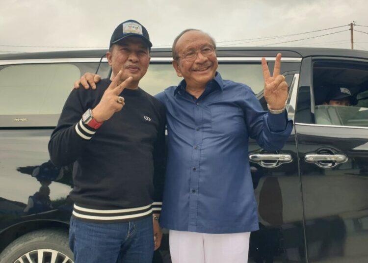 Calon Wakil Gubernur Sumbar, Ekos Albar, berfoto dengan tokoh masyarakat Pasbar, Baharuddin, saat berkunjung ke rumah mantan Bupati Pasbar itu di Simpang Empat, Pasbar, Kamis (17/10/2024).