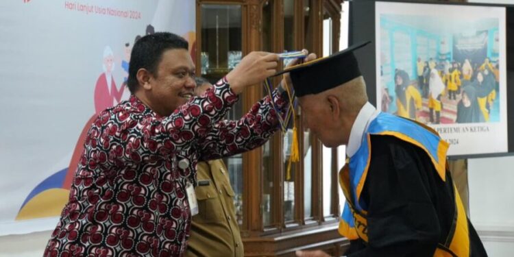 Wisuda perdana Sekolah Lansia Tageh Kelurahan Ekor Lubuk Kota Padang Panjang, Selasa (8/10).