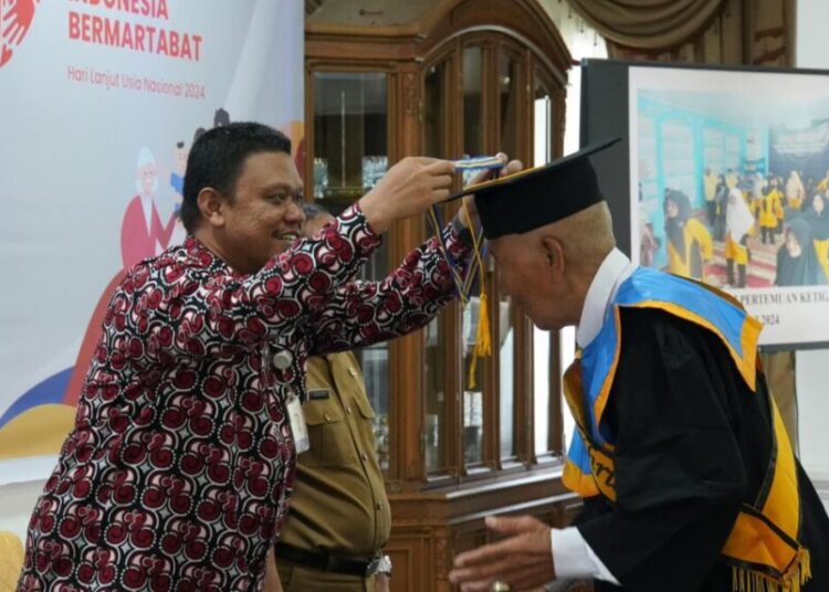 Wisuda perdana Sekolah Lansia Tageh Kelurahan Ekor Lubuk Kota Padang Panjang, Selasa (8/10).