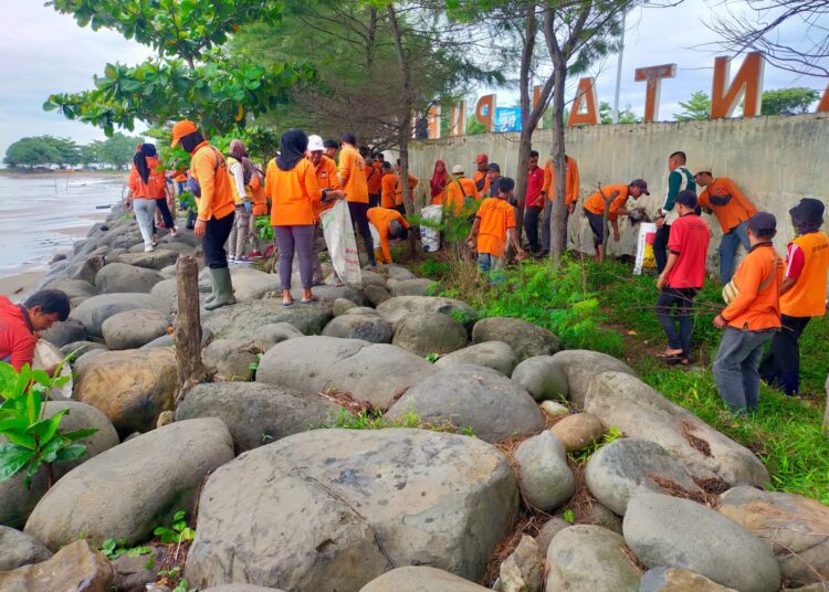 Aksi bersih-bersih Pantai Padang oleh pemko bersama siswa-siswi se-Kota Padang (foto: Diskominfo Padang)