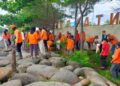 Aksi bersih-bersih Pantai Padang oleh pemko bersama siswa-siswi se-Kota Padang (foto: Diskominfo Padang)