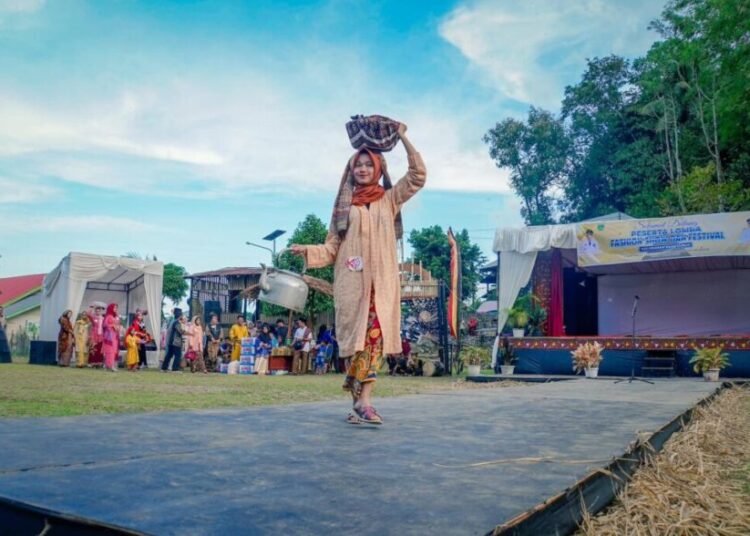 Lomba Fashion Show Baju Saisuak di Desa Wisata Kubu Gadang Kota Padang Panjang, Sabtu (26/10/2024). Foto: Kominfo Padang Panjang