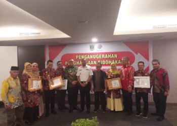 Pj Wali Kota Padang  menerima Penghargaan Produktivitas “Siddhakarya” tingkat Provinsi Sumbar (foto: Diskominfo Padang)