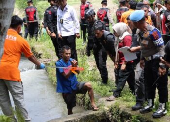 Tersangka Indra Septiarman memeragakan salah satu adegan saat rekonstruksi di TKP, Senin (7/10).