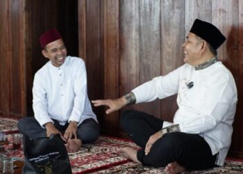 Ustad Abdul Somad dan Epyardi Asda bercengkerama dalam bersilaturahmi keduanya di Pesantren Ma'had Azzahra, Rimbo Panjang, Kampar, Riau, Selasa (29/10/2024).