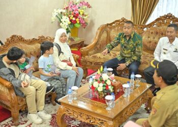 Empat warga Sumbar yang dievakuasi dari Lebanon disambut Plt Gubernur Audy Joinaldi (foto: Adpim Pemprov Sumbar)