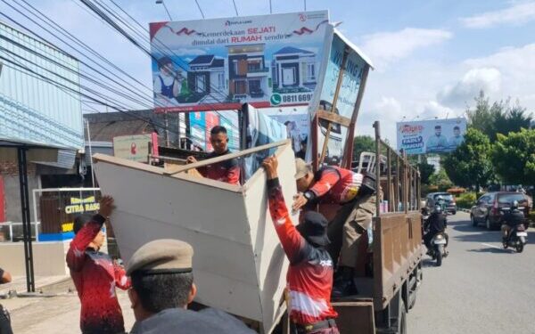 Petugas Satpol PP Kota Padang mengangkut lapak PKL di sejumlah kawasan di Kota Padang (foto: Instagram/ Satpol PP Kota Padang)