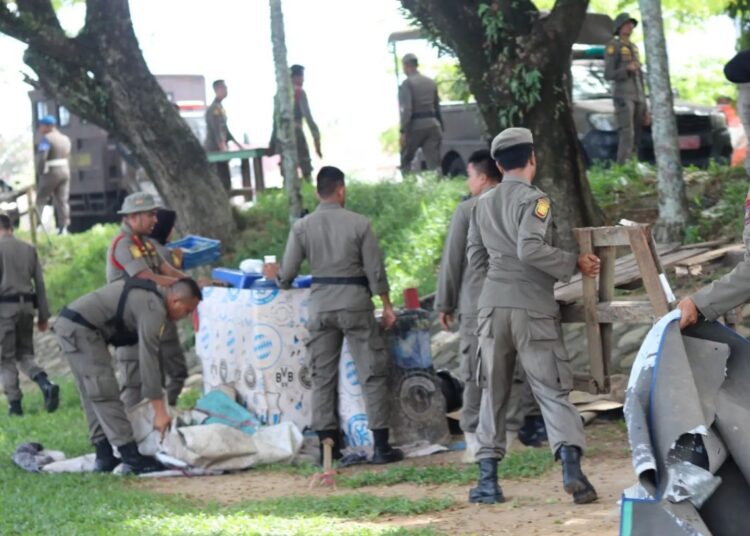 Proses pembongkaran lapak PKL di bibir Sungai Penjalinan, Kota Padang (foto: Instagram/Satpol PP Kota Padang)