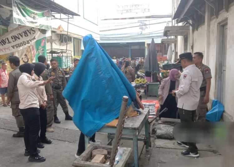 Penertiban lapak PKL di Pasar Tanah Kongsi, Kota Padang (foto: Instagram/Satpol PP Kota Padang)