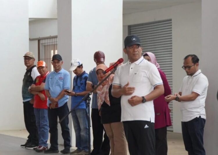 Pj Wali Kota Padang Panjang saat mengikuti senam bersama di Sport Centre (foto: Diskominfo Padang Panjang)