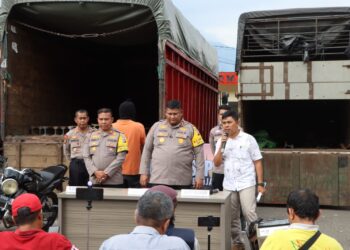 Konferensi pers pencurian rel kereta api di Tanah Datar pada Kamis (10/10).