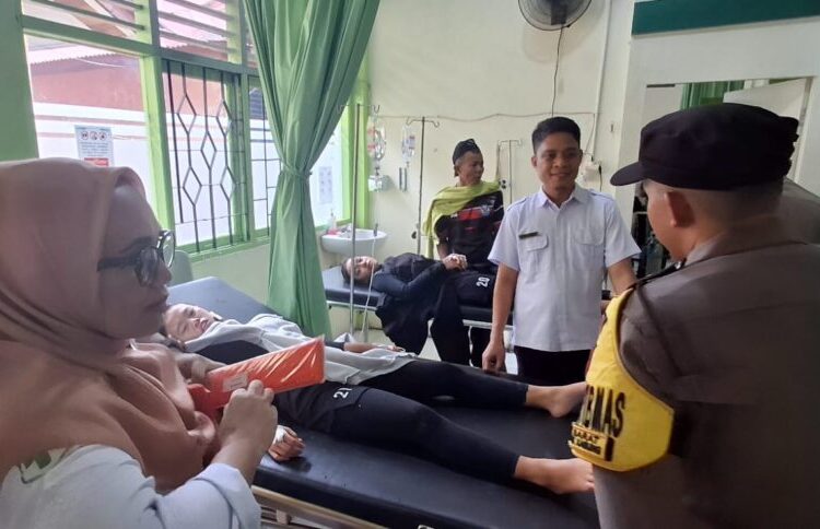 Pelajar mendapatkan perawatan usai jadi korban rumah makan ambruk di Pantai Padang.