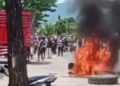 Motor terbakar di depan SPBU di Kota Padang pada Sabtu (18/10).